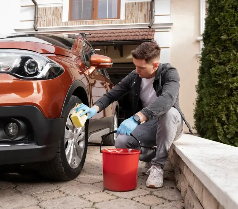 Lavage auto à domicile Sourniac : professionnel intervenant sur un véhicule